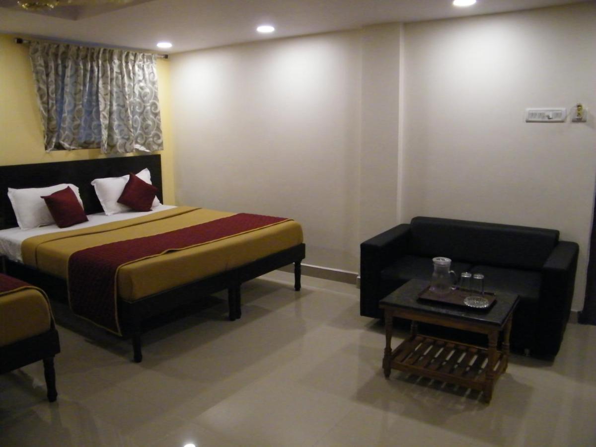 The White House Residency Hotell Chennai Exteriör bild