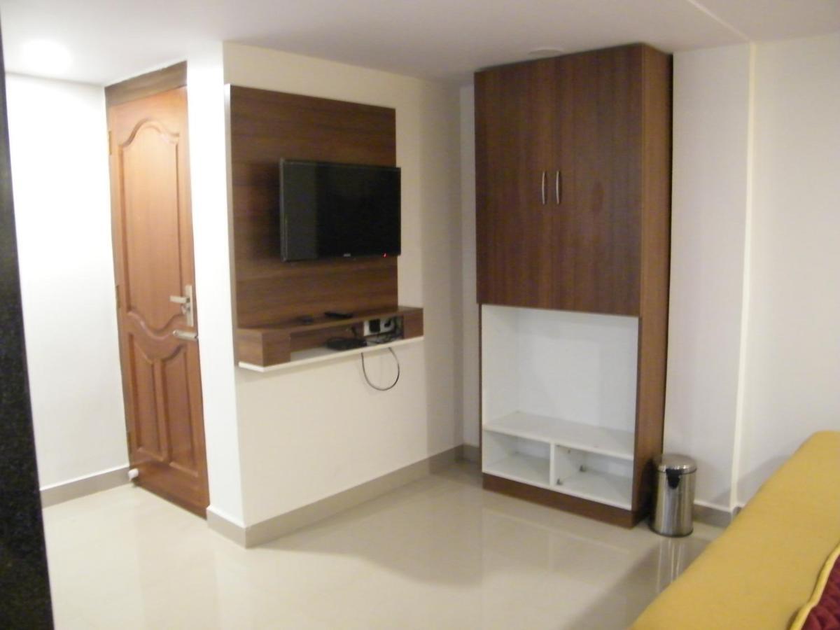 The White House Residency Hotell Chennai Exteriör bild