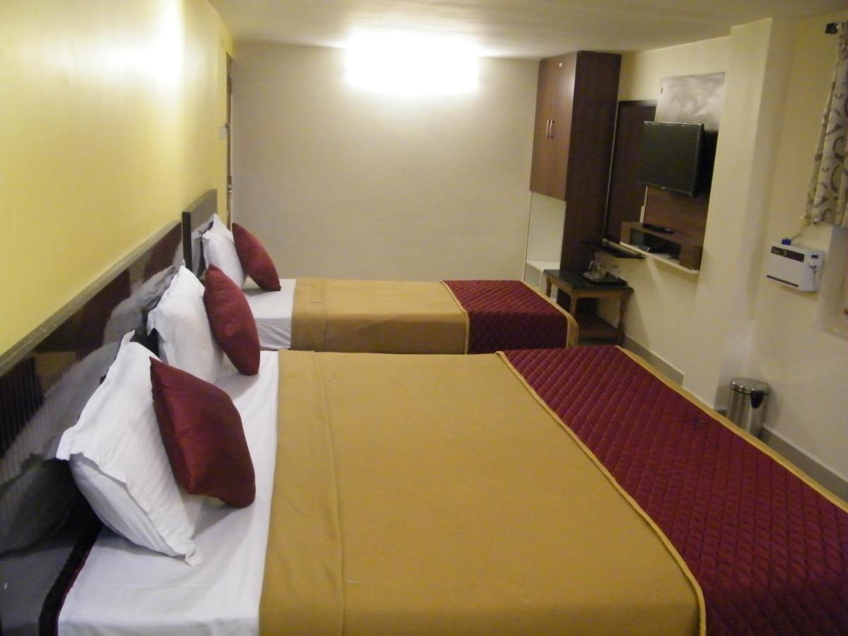 The White House Residency Hotell Chennai Exteriör bild