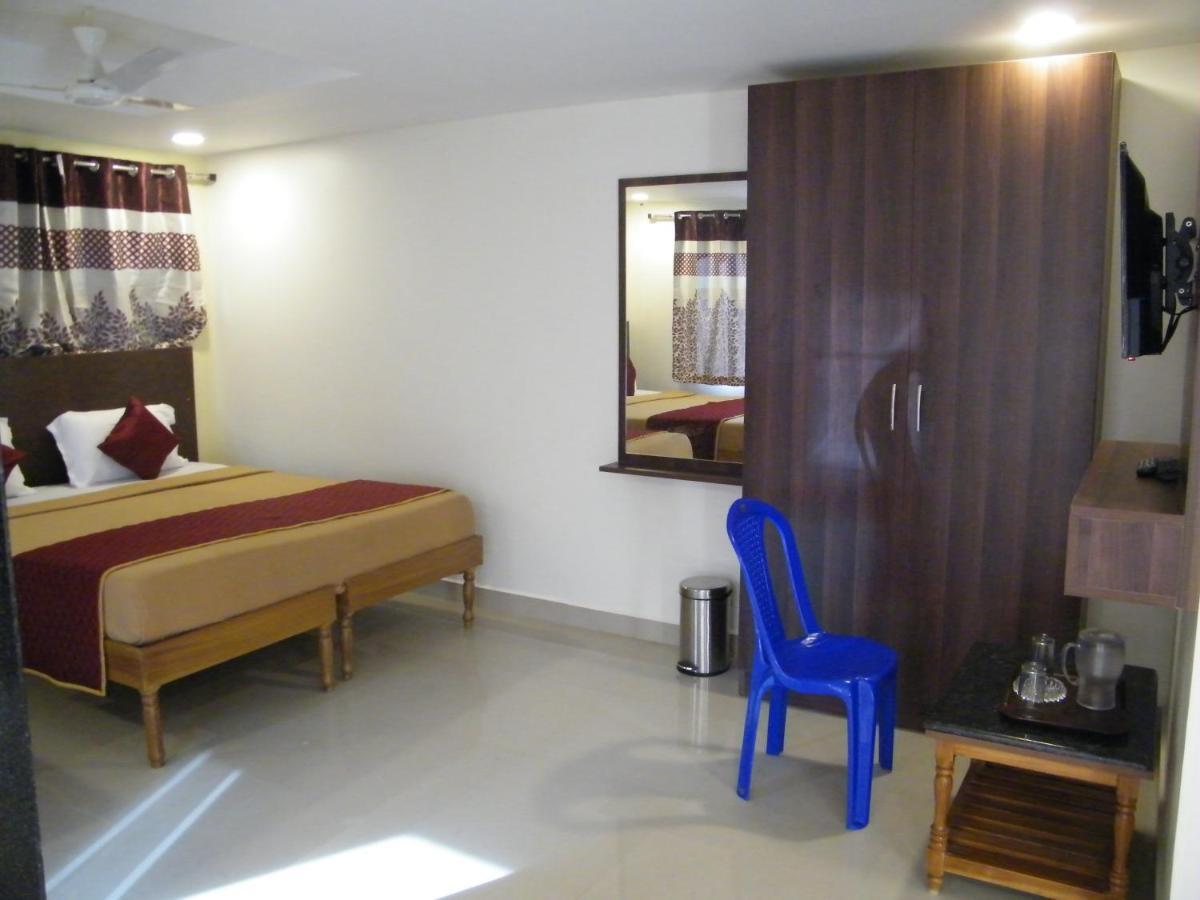 The White House Residency Hotell Chennai Exteriör bild