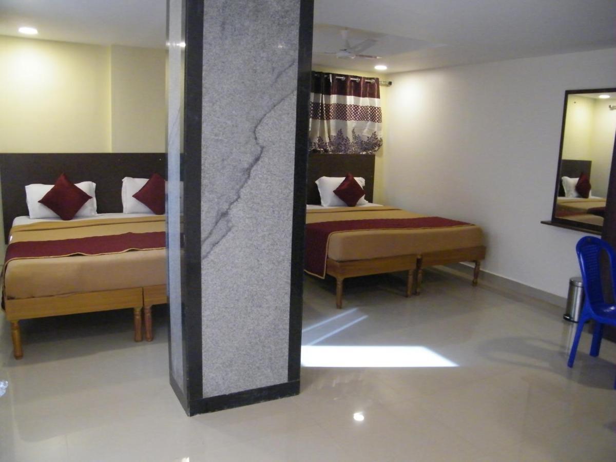 The White House Residency Hotell Chennai Exteriör bild