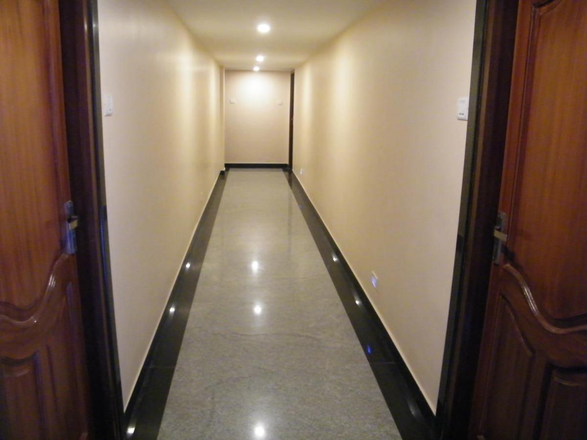 The White House Residency Hotell Chennai Exteriör bild