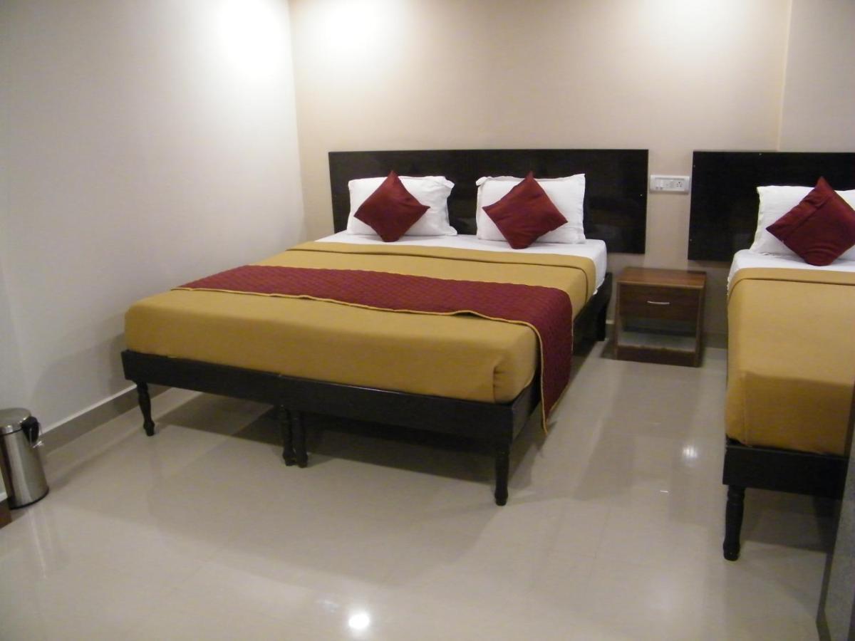 The White House Residency Hotell Chennai Exteriör bild